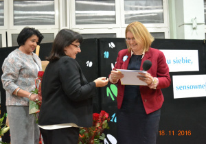 Dyrektor szkoły Barbara Makowska wręcza podziękowanie Ewie Sztombce, z lewej strony Ewa Kowalska koordynator Konkursu.